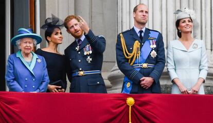 La reina Isabel, con los duques de Sussex y los de Cambridge, en el balcón del palacio de Buckingham.