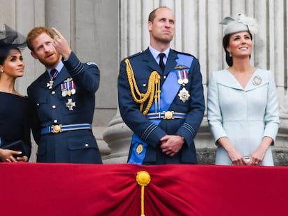 A rainha Elizabeth com os duques de Sussex e de Cambridge, na sacada do Palácio de Buckingham.