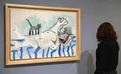 En la imagen la obra 'Desnudo acostado con gato'.