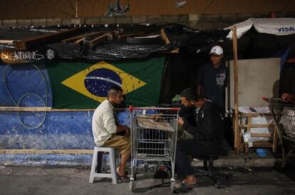 Dos personas juegan a las cartas en las calles de Sao Paulo