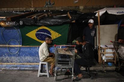 Dos personas juegan a las cartas en las calles de Sao Paulo