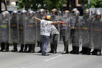 Um partidário da oposição grita aos guardas nacionais venezuelanos durante os confrontos em Caracas.