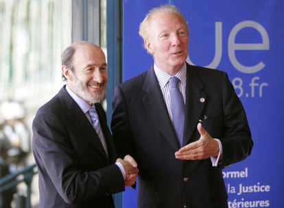 Rubalcaba y el ministro francés Brice Hortefeux, en Cannes.