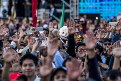 Simpatizantes de López Obrador presencian la ceremonia de purificación con los pueblos indígenas en el Zócalo capitalino el 1 de diciembre de 2018.