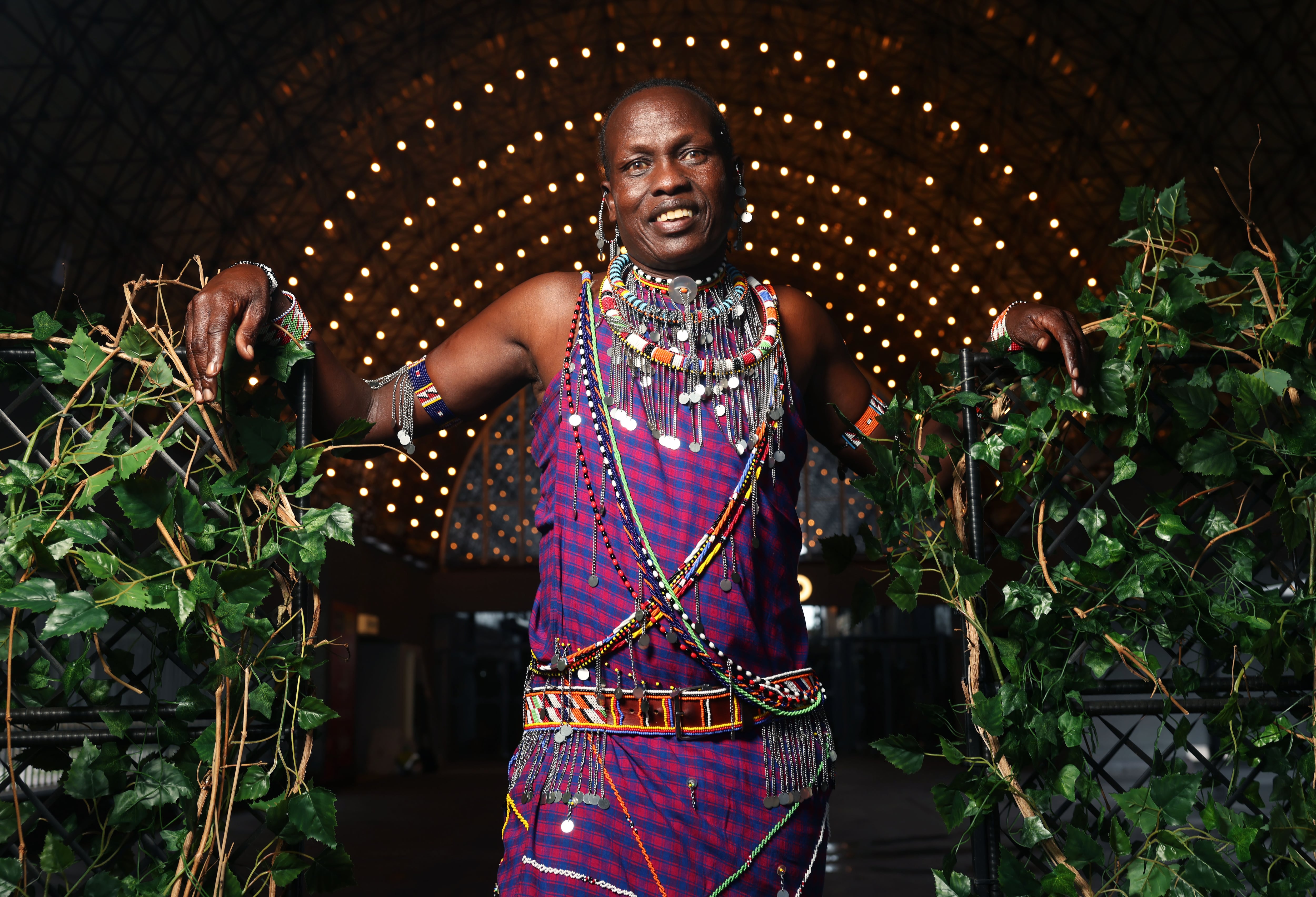 Las lecciones de liderazgo del jefe de los masáis, que pasó la prueba de aguantar el fuego en sus brazos: “La comunidad observa a los jóvenes para seleccionar al  jefe. Se valora la valentía y la inteligencia”