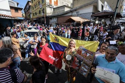 Chavistas esperam na rua para votar na consulta popular impulsionada pelos opositores do presidente Nicolás Maduro em Caracas (Venezuela).