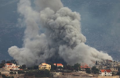 Una columna de humo se elevaba este miércoles en una localidad libanesa junto a la frontera con Israel.