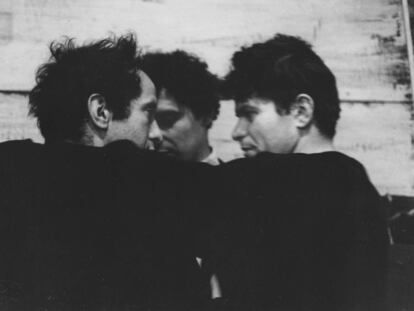 De izquierda a derecha, el fot&oacute;grafo Robert Frank, el pintor Alfred Leslie y el poeta Gregory Corso, en 1959, en una imagen de la muestra.