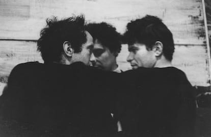 De izquierda a derecha, el fotógrafo Robert Frank, el pintor Alfred Leslie y el poeta Gregory Corso, en 1959, en una imagen de la muestra.