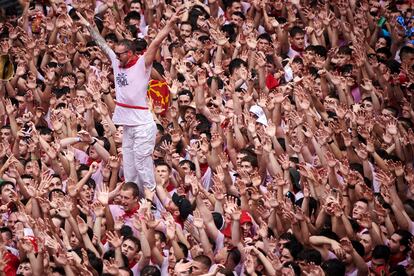 Asistentes celebran el chupinazo que da comienzo a los sanfermines. 
