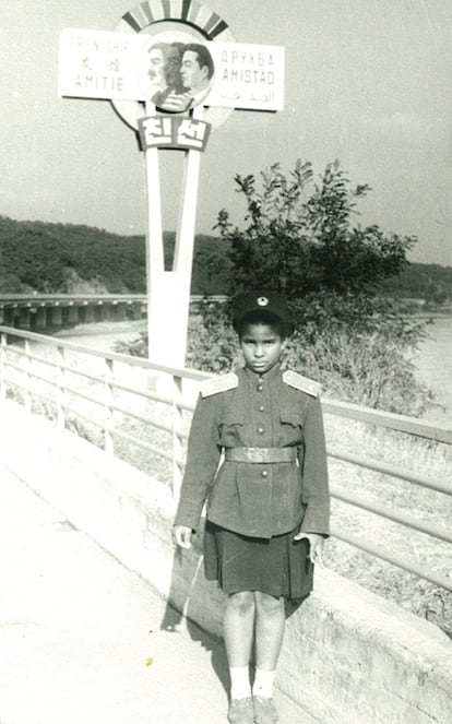 Macías, de niña, con el uniforme del ejército de Corea del Norte, junto a una autopista cerca de Pyongyang.