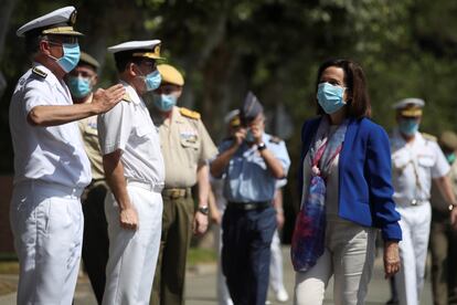 La ministra de Defesa, Maragarita Robles, el pasado jueves a su llegada a la base de Retamares, en Madrid.