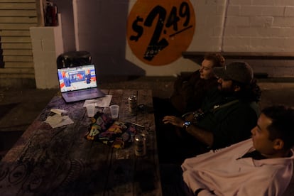 Seguimiento de la noche electoral en el bar Trans Pecos de Queens, Nueva York. 