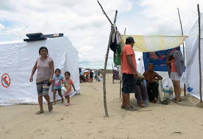 Damnificados por el temporal en un campamento cercano a Piura, el pasado viernes.