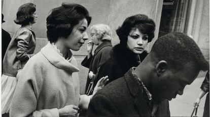La instantánea New York, ca. 1960, de Garry Winogrand.
