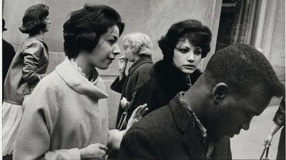 La instant&aacute;nea New York, ca. 1960, de Garry Winogrand.