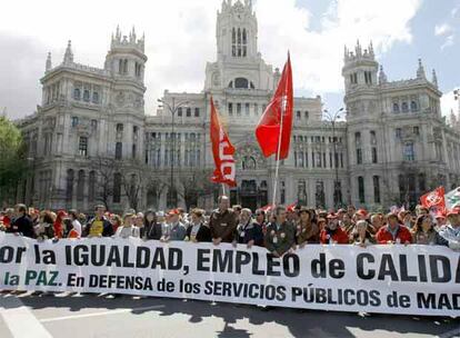 Imagen de la manifestación convocada hoy en Madrid por los sindicatos CCOO y UGT, con motivo del Día del Trabajo.