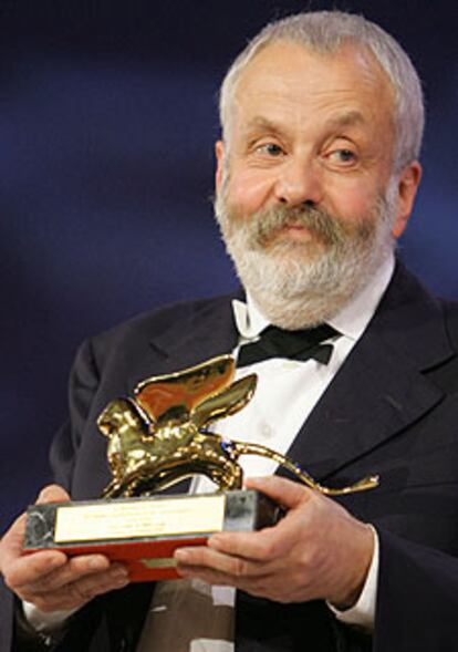 Mike Leigh, ganador del León de Oro por <i>Vera Drake</i>, anoche en Venecia.