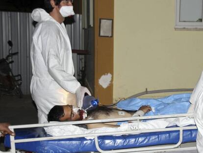 Personal especializado turco traslada a uno de los heridos en el interior de un hospital de Reyhanli, en Turquía.