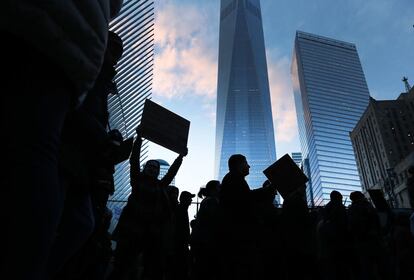 Manifestantes na frente do The World Trade de Nova York.