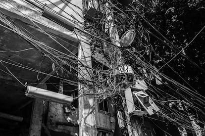 El estado de las infraestructuras dentro de la favela es bastante precario, y la mayoría de la población tiene acceso a electricidad sin pagar, generando un decorado singular que se extiende por cada callejón.