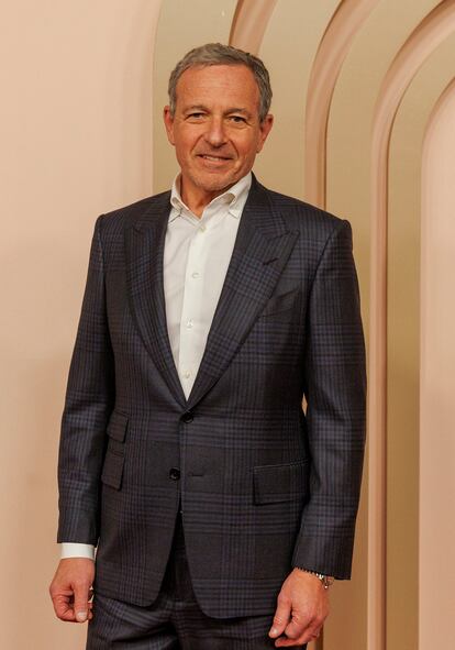 Bob Iger, director ejecutivo de la compañía de entretenimiento The Walt Disney Company, posa durante el almuerzo anual de nominados a los Oscar en el Beverly Hilton de Beverly Hills, California.