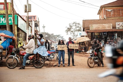 Vanessa Nakate inició su activismo climático mostrando mensajes en cartones en las calles de Kampala, capital de Uganda. 