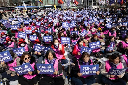 Protesta durante la huelga de mujeres por el Día de la Mujer en Seúl, Corea del Sur, el 8 de marzo de 2024.