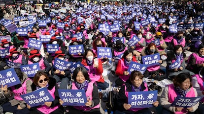 Protesta durante la huelga de mujeres por el Día de la Mujer en Seúl, Corea del Sur, el 8 de marzo de 2024.
