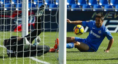 Bergara intenta marcar durante un Getafe-Real Sociedad de 2017.