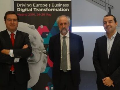 Antonio Garamendi, vicepresidente de la CEOE y presidente del Digital Enterprise Show; Luis Cueto, presidente de Ifema y coordinador general del Ayuntamiento de Madrid, y Albert Planas, director general de la feria, ayer durante la presentaci&oacute;n del evento.