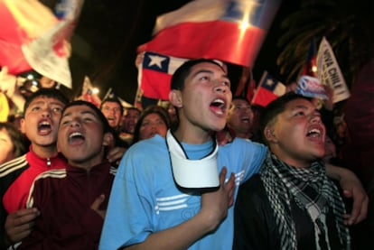 Miembros del campamento Esperanza entonan, tras la llegada a la superficie del último minero, el himno de Chile.