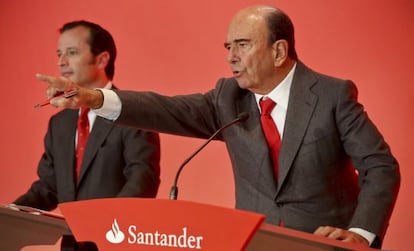 El presidente del Banco Santander, Emilio Bot&iacute;n, durante de la presentaci&oacute;n de resultados del ejercicio 2013 junto al consejero delegado Javier Mar&iacute;n