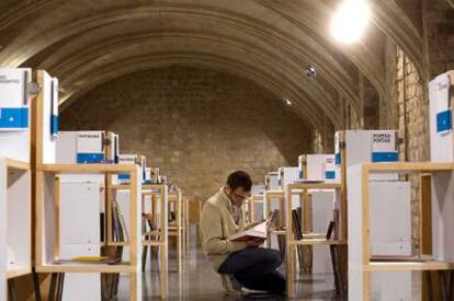 Una persona hojeando uno de los libros expuestos en la sede del FAD de Barcelona.