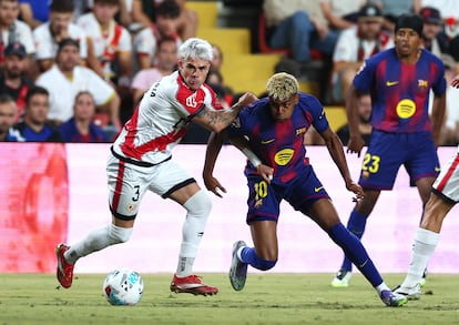 Lamine Yamal y Pep Chavarría disputan un balón este domingo en Vallecas.