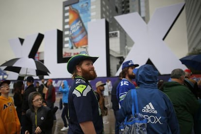 Un fan de los Seattle Seahawks, en las fiestas del centro de Phoenix, donde M&eacute;xico tiene una presencia sin precedentes.