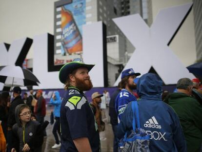 Un fan de los Seattle Seahawks, en las fiestas del centro de Phoenix, donde M&eacute;xico tiene una presencia sin precedentes.