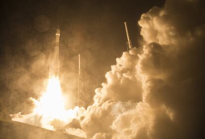 Lanzamiento del cohete 'Atlas V' en el centro espacial de Cabo Cañaveral, en Florida (EE UU). La agencia espacial estadounidense (NASA) lanzó con éxito una misión pionera de dos años y 1.100 millones de dólares para estudiar la interacción del campo magnético de la Tierra con el de otros cuerpos celestes, como el Sol.