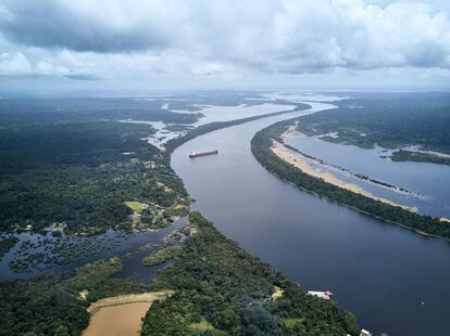 Vista aérea del río Trombetas, donde uno de los cargueros de bauxita —base para la fabricación del aluminio—, realiza una maniobra.