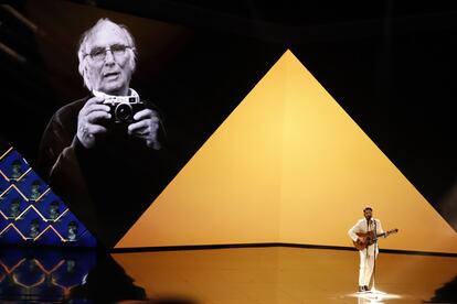 Una foto de Carlos Saura preside el arranque de la ceremonia de los Goya, en el Palacio de Exposiciones y Congresos de Sevilla.