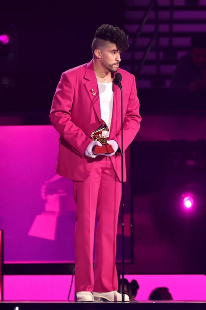 Bad Bunny no posó en la alfombra roja, pero sí en el escenario, donde recogió el premio a la mejor canción de hip-hop/rap.