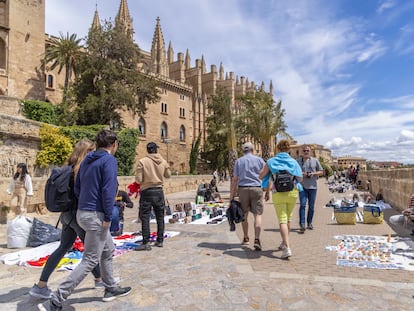 Varias personas pasean por Palma de Mallorca.