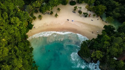 Vista aérea de la playa de Frenchman’s Cove en Port Antonio, en el noreste de Jamaica.