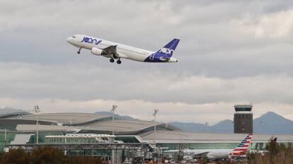 Un avión de Joon despega de un aeropuerto.