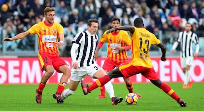 Bernardeschi trata de regatear a Di Chiara y Chibsah.