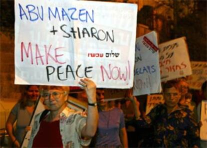 Un grupo de pacifistas se manifiesta en apoyo a la reunión entre Sharon y Abu Mazen.