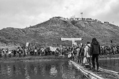 En el campamento, para resistir y evitar las obras del oleoducto, llegó a haber hasta 10.000 personas. Un grupo cruza hacia isla Tortuga, un lugar sagrado usado como cementerio.