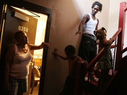 Una familia entra en su piso en un bloque de vivienda pública en Nueva Orleans, Estados Unidos.