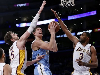 Mozgov, de los Nuggets, se cuela entre Gasol y Williams.