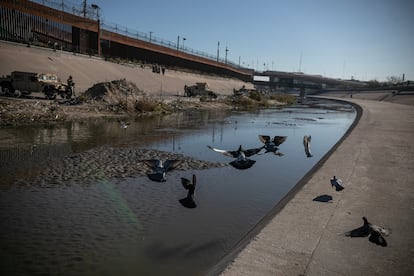 Troops stationed on the US side of a narrow section of the Rio Grande.